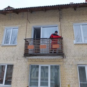 Балконы с металлическими перилами требуют подготовки основания перед установкой рамы