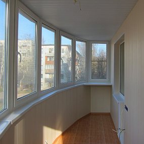 Внутренняя отделка балкона с остеклением