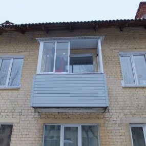 Балкон с холодным остеклением и наружной отделкой
