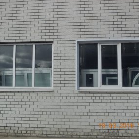 Окна с отделкой наружных откосов и без